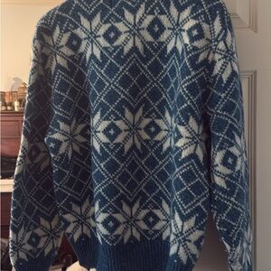 Beautiful in awesome condition Royal North Mills blue and cream sweater. Size M